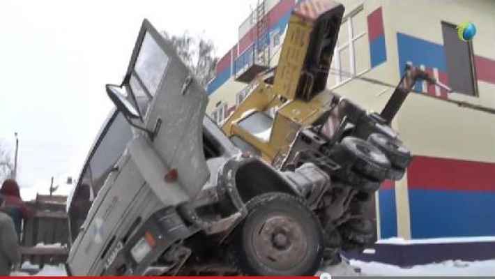 Автокран упал на приусадебный участок на улице Деповской и помял автоприцеп