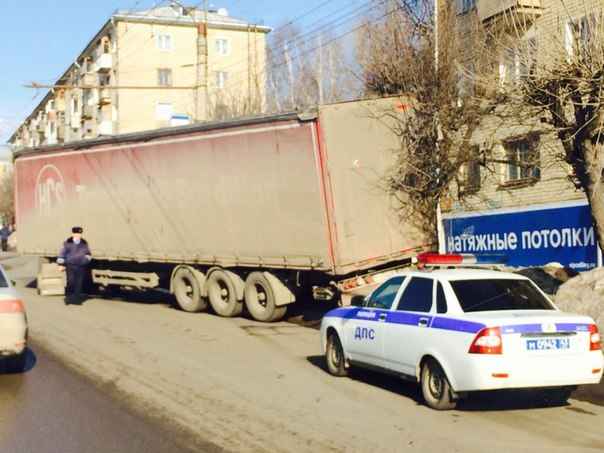 На Октябрьском проспекте водителя переехала собственная фура