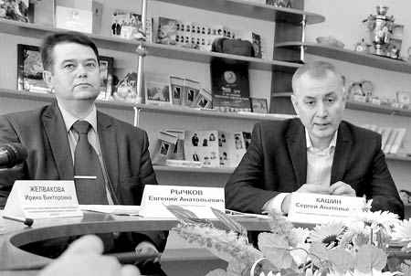 Похоронами умершей от снега с крыши девочки займется глава Слободского
