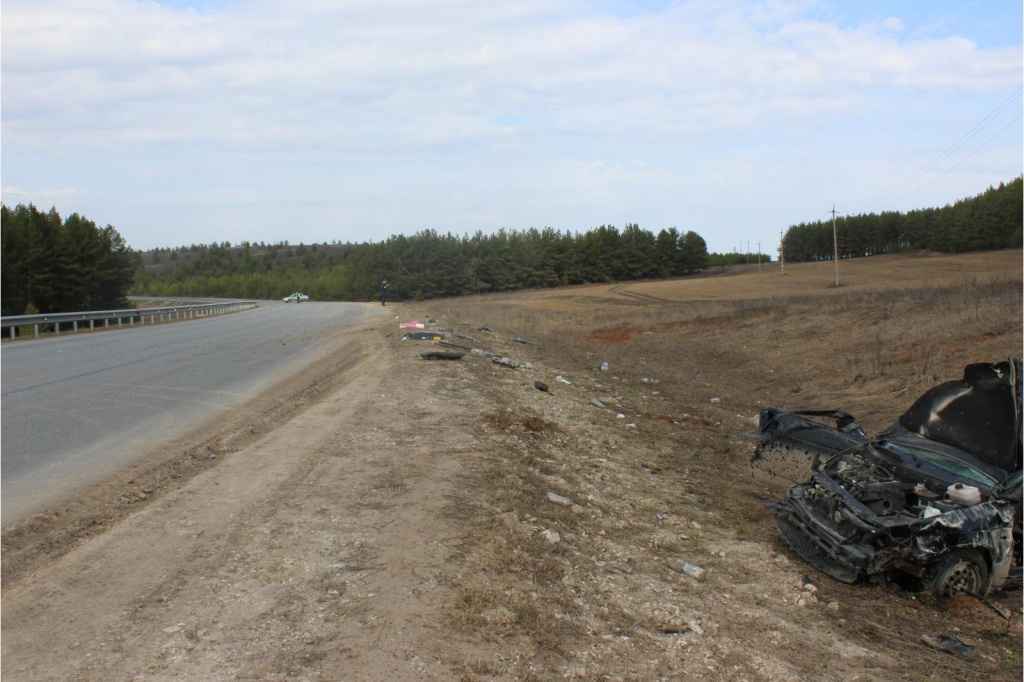 В Кировской области погиб водитель опрокинувшейся в кювет машины