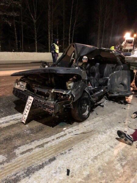 В Юрьянском районе легковушка въехала в лесовоз: двое погибших