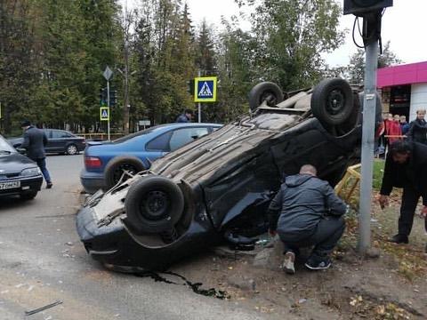 В Кирове столкнулись две легковушки: один пострадавший