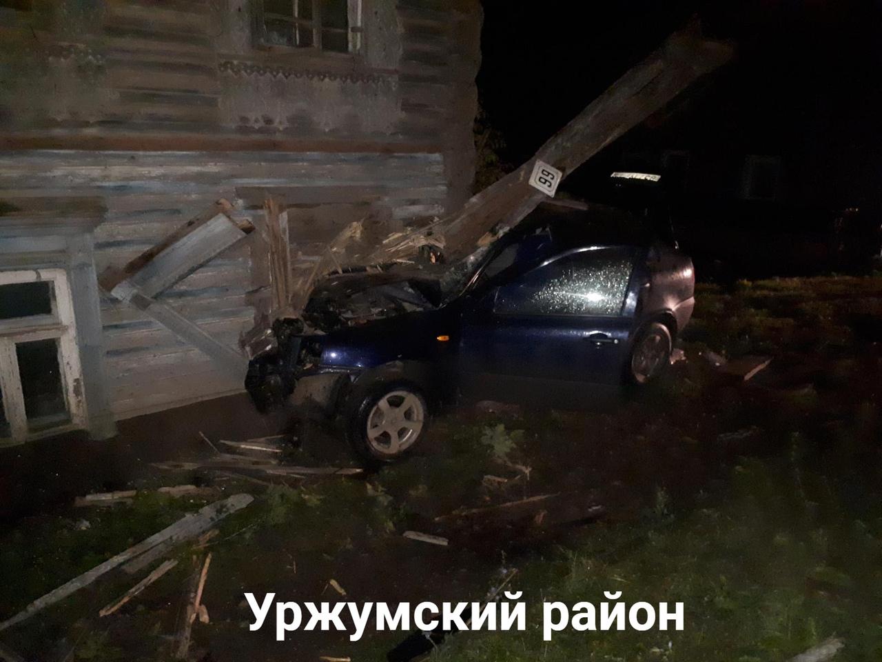 В Уржуме «Лада» врезалась в жилой дом: водитель погиб