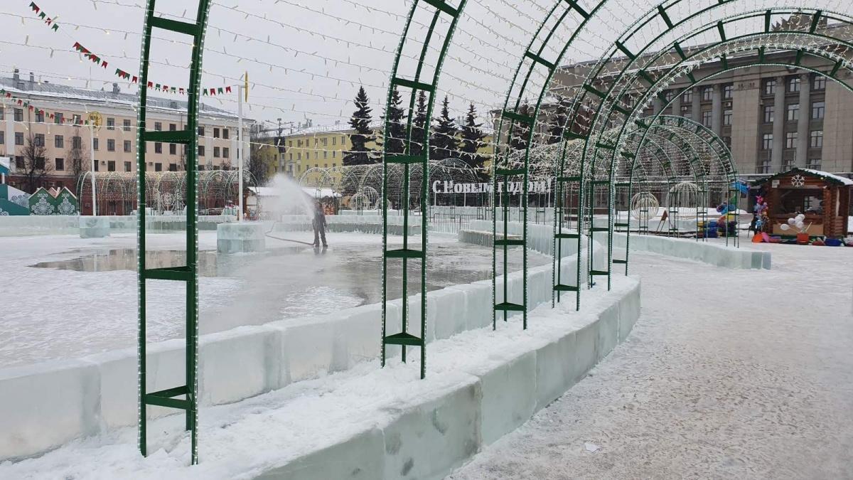 За ледяным городком на Театральной площади следят видеокамеры